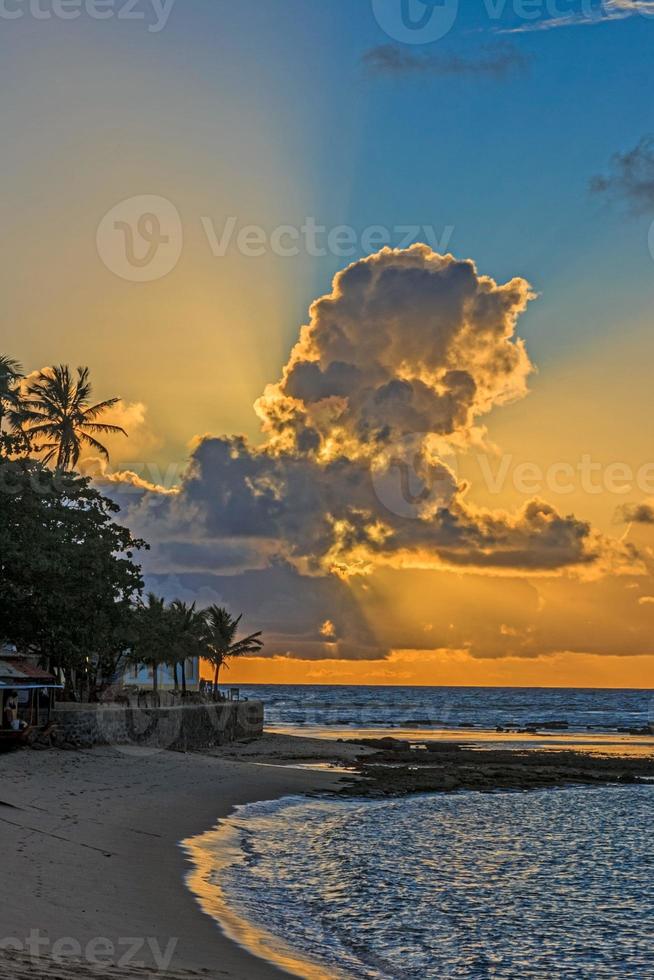 vue panoramique sur la plage sans fin et déserte de praia do forte dans la province brésilienne de bahia pendant la journée photo