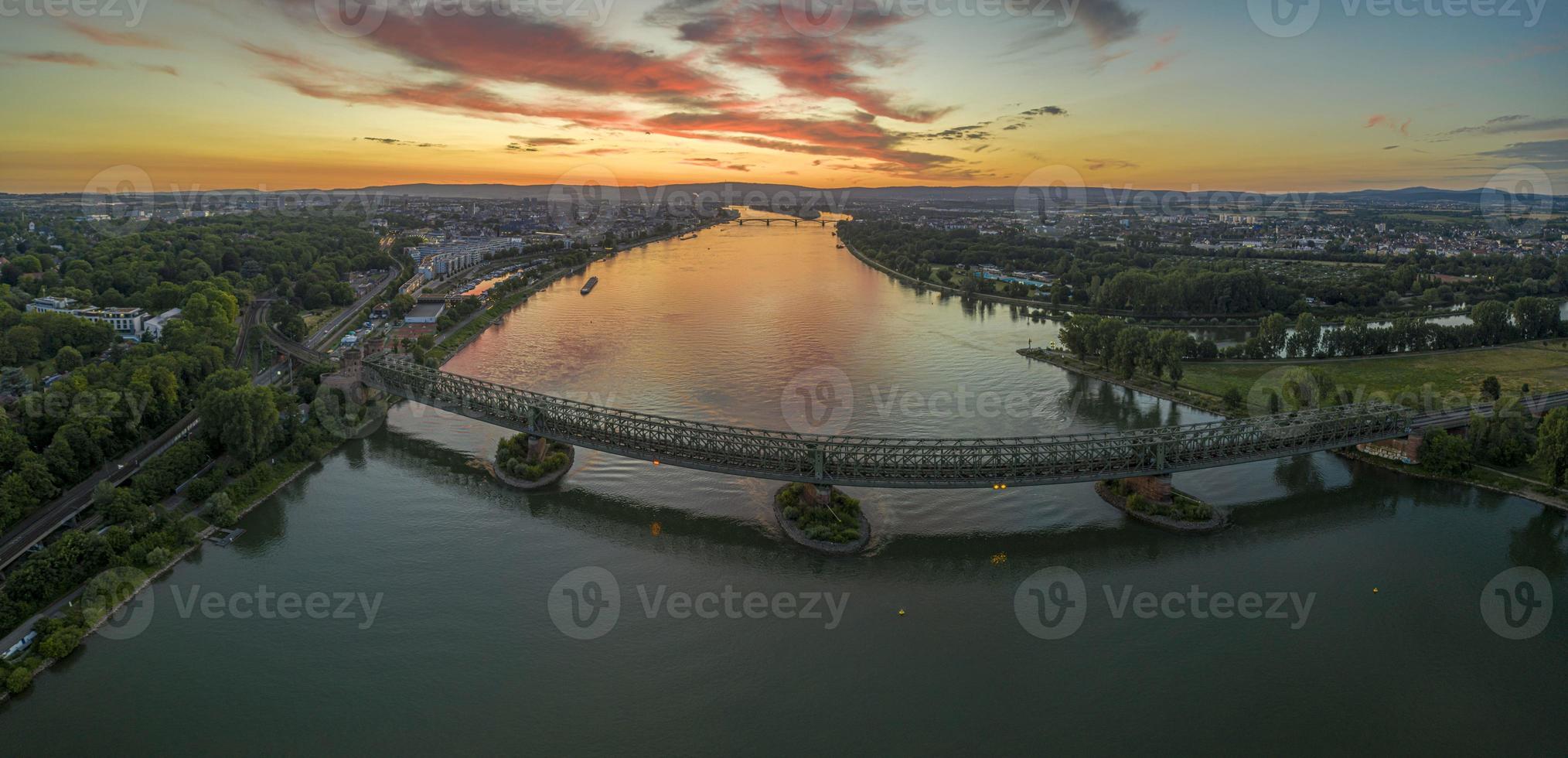 photo aérienne panoramique de la région de mainzpitze avec l'embouchure principale de la rivière et la ville de mayence au coucher du soleil