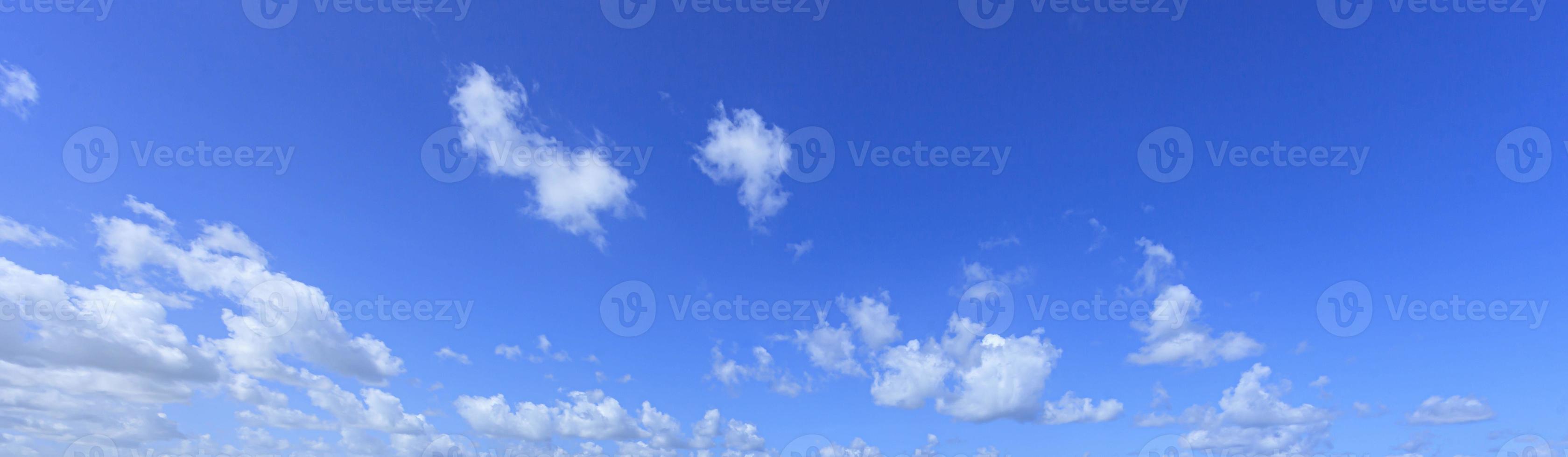 image d'un ciel partiellement nuageux et partiellement dégagé pendant la journée photo