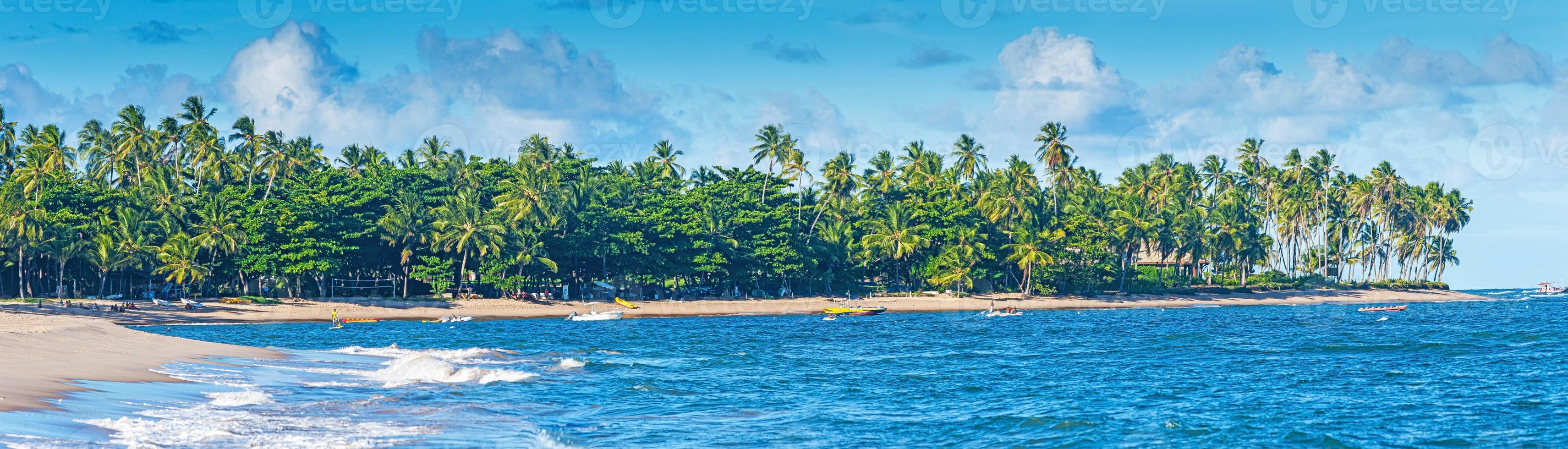 vue panoramique sur la plage sans fin et déserte de praia do forte dans la province brésilienne de bahia pendant la journée photo