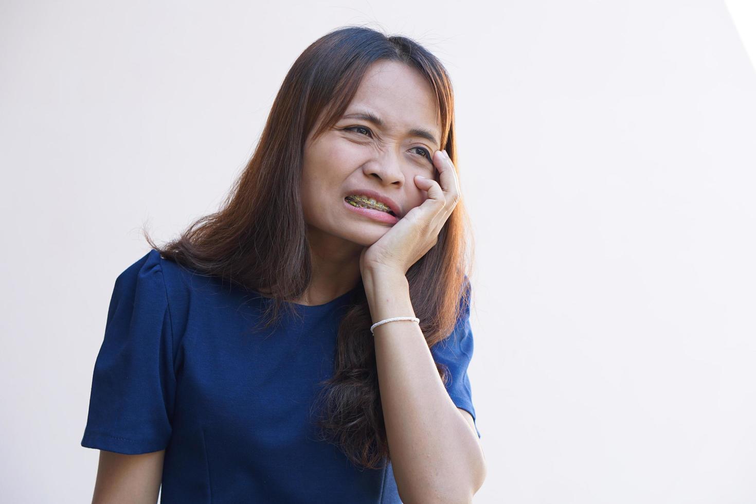 les femmes asiatiques ont des douleurs et une sensibilité aux dents. photo