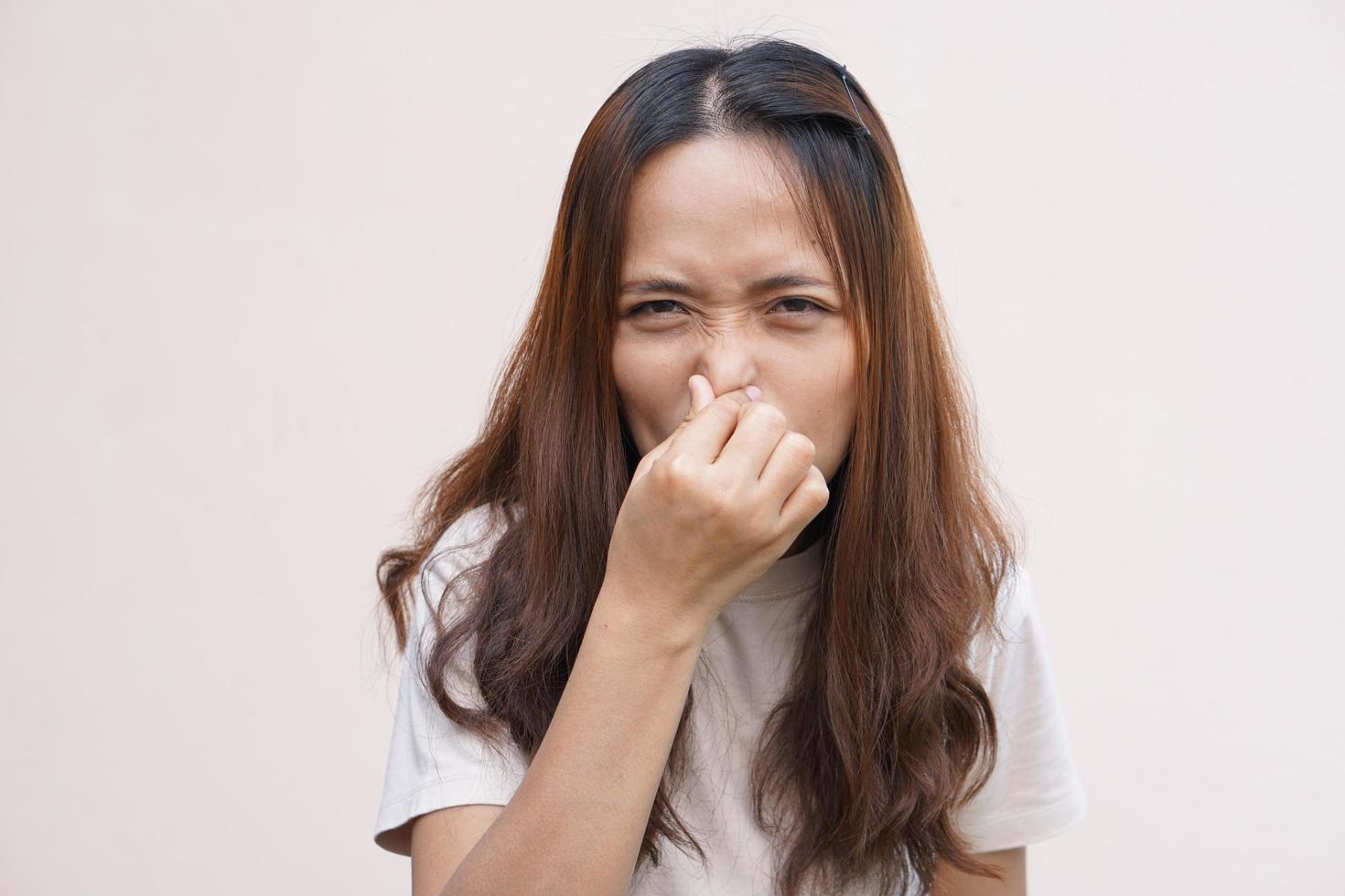 les femmes asiatiques se couvrent le nez avec leurs mains parce qu'elles sentent mauvais. photo