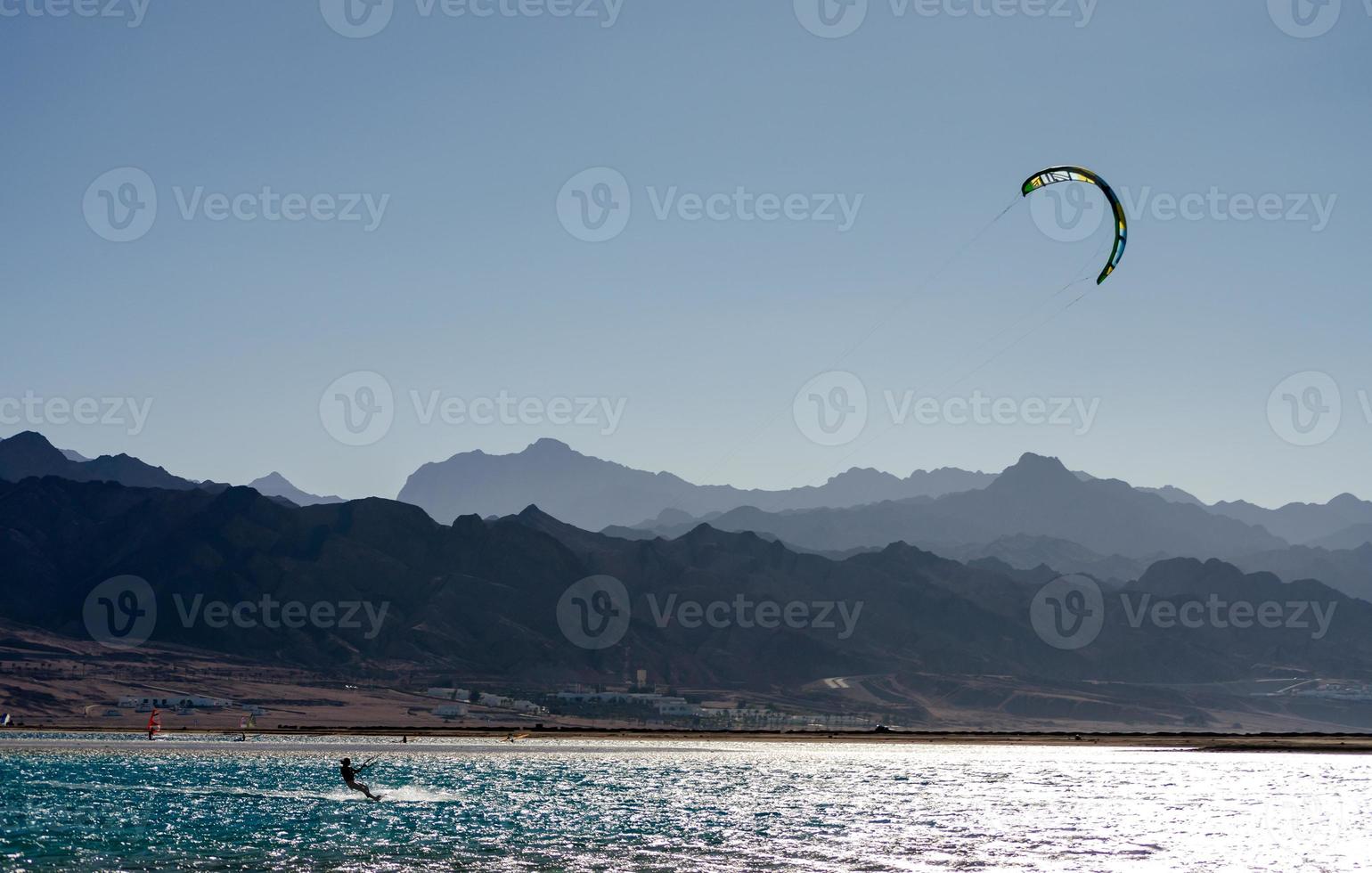 promenades en surf avec une voile près du rivage de la mer rouge photo