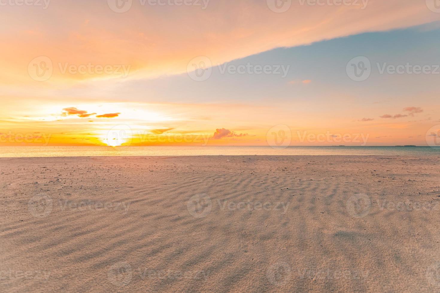 le vent a formé une texture de vague de sable abstraite et une vue majestueuse sur le coucher du soleil. paysage de plage tranquille au crépuscule. fond de nature inspirante. vague de texture de sable sur la plage des maldives, paysage tropical photo