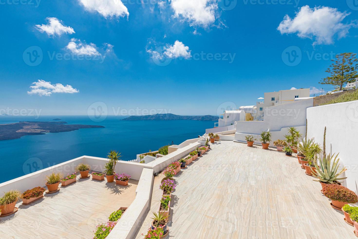 terrasse de santorin et vue sur la caldeira. belle vue sur l'architecture blanche avec fleurs et ciel bleu, mer bleue. vacances d'été idylliques et vacances en europe célèbre destination. photo