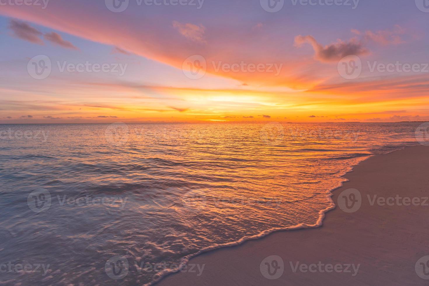 paysage coucher de soleil, plage tropicale. inspirer et détendre le concept de plage au coucher du soleil, paysage tranquille. paysage naturel comme côte avec horizon, ciel coloré et nuages, vagues calmes. paysage marin d'été idyllique photo