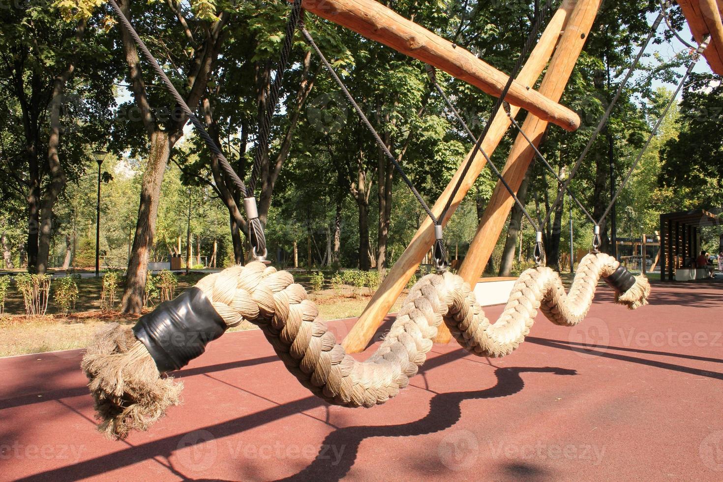 équipement de terrain de jeu extérieur pour enfants de sécurité écologique moderne en bois dans un parc public. maison de jeu de construction d'architecture de nature dans la ville. les enfants se reposent et le concept de l'enfance. idée de jeux à l'antenne. photo