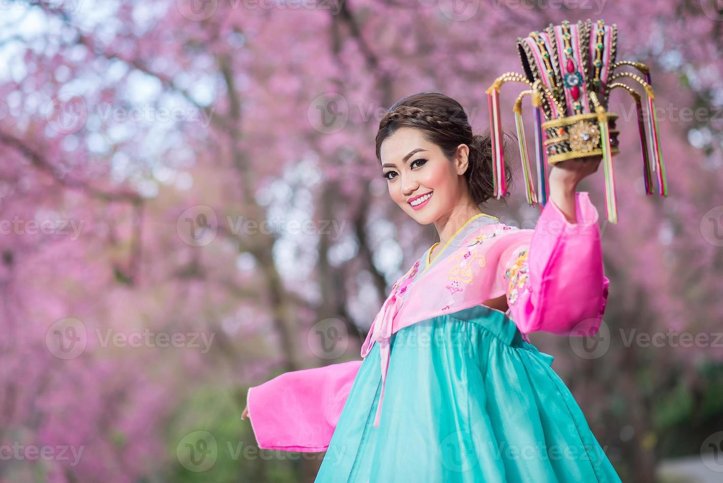 hanbok, la robe coréenne traditionnelle et belle fille asiatique avec sakura photo