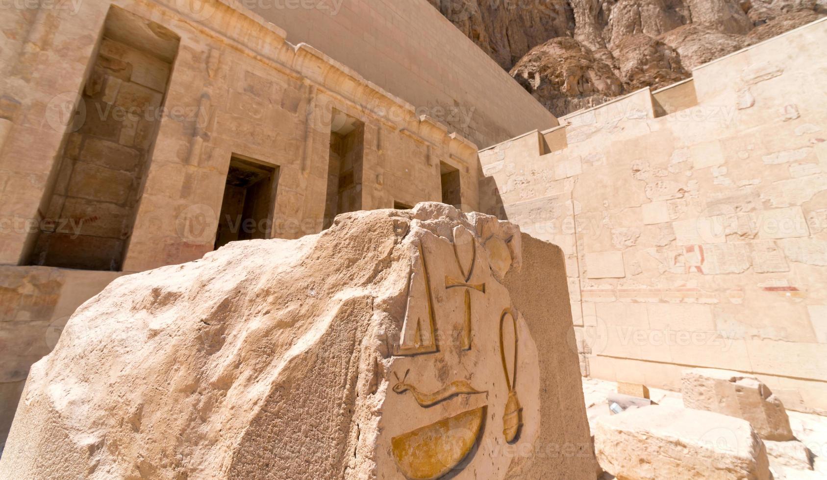 temple antique avec des hiéroglyphes sur le mur en egypte photo