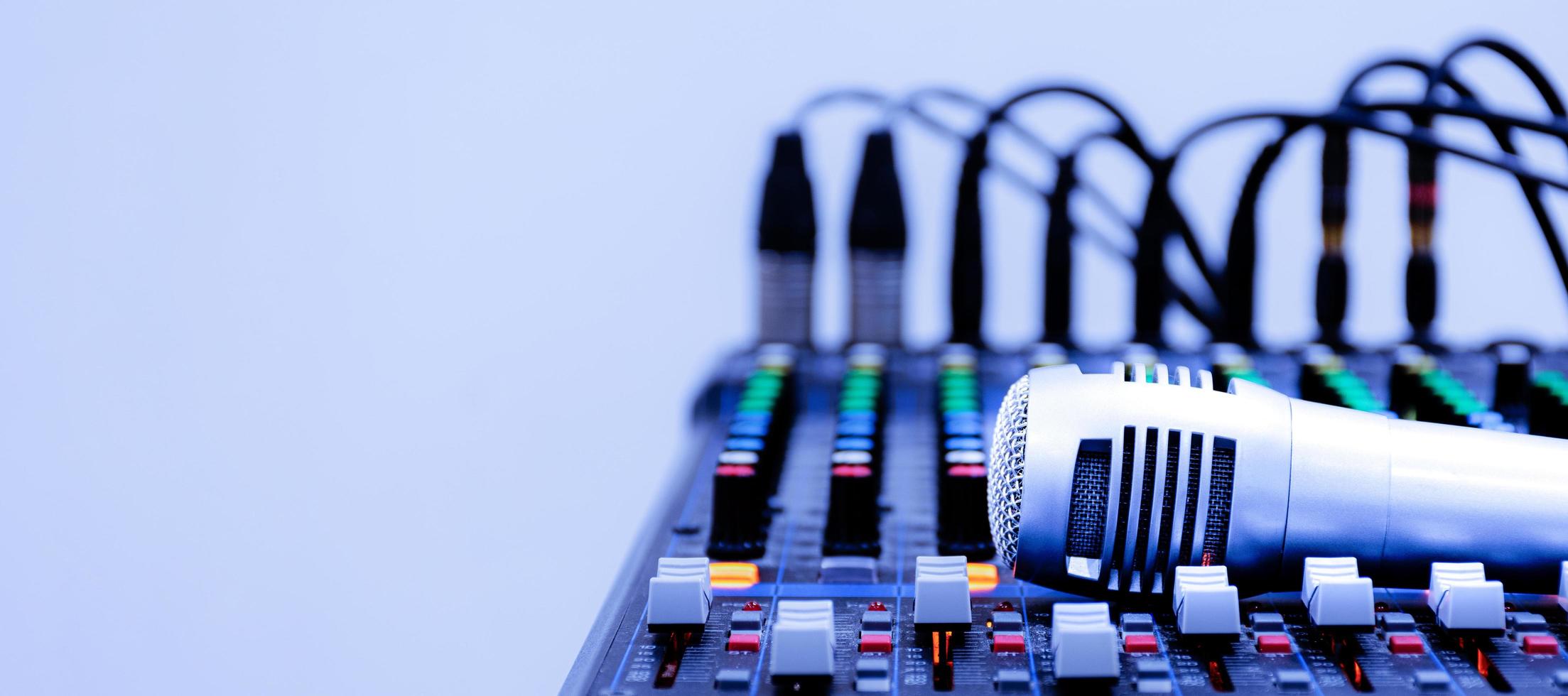 microphone vintage rétro argenté sur table de mixage de la carte son de la console photo
