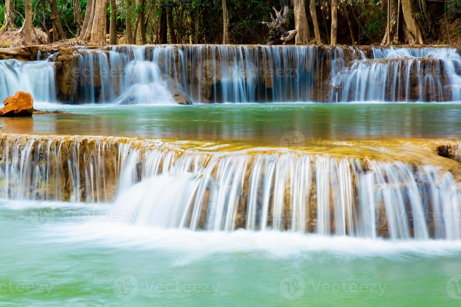 incroyable cascade colorée dans la forêt du parc national au printemps, belle forêt profonde en thaïlande, longue exposition technique, pendant les vacances et les moments de détente. photo