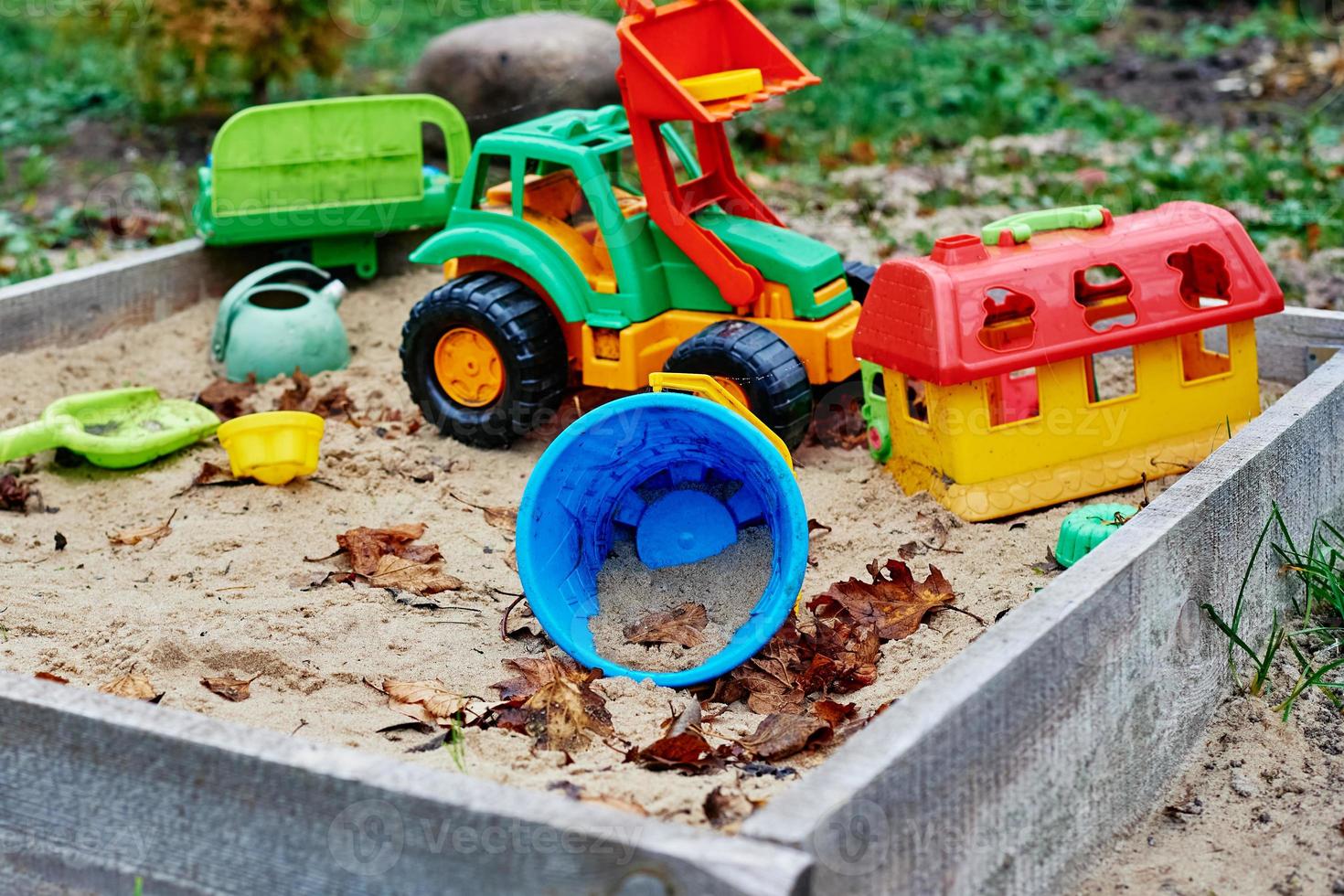 bac à sable pour enfants avec des jouets colorés photo