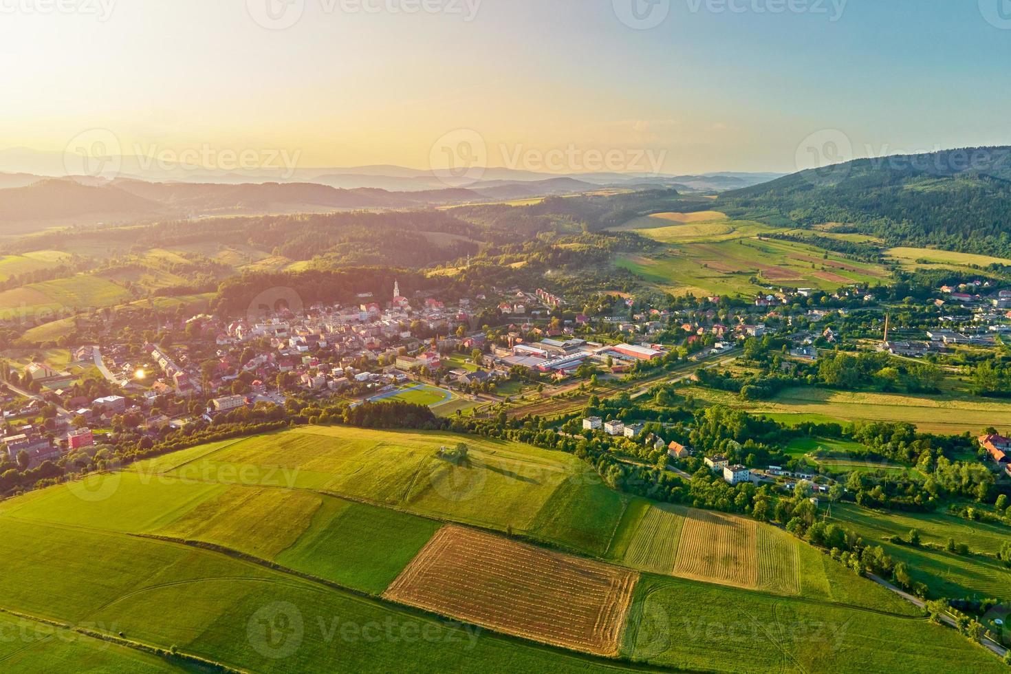 village de montagne et champs agricoles, vue aérienne. paysage naturel photo