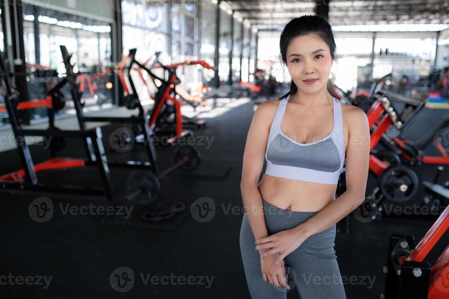 gros plan belle sportive asiatique porter un soutien-gorge de sport sur le mur de la salle de gym, la thaïlande aime la santé, le concept d'entraînement de femme mince photo