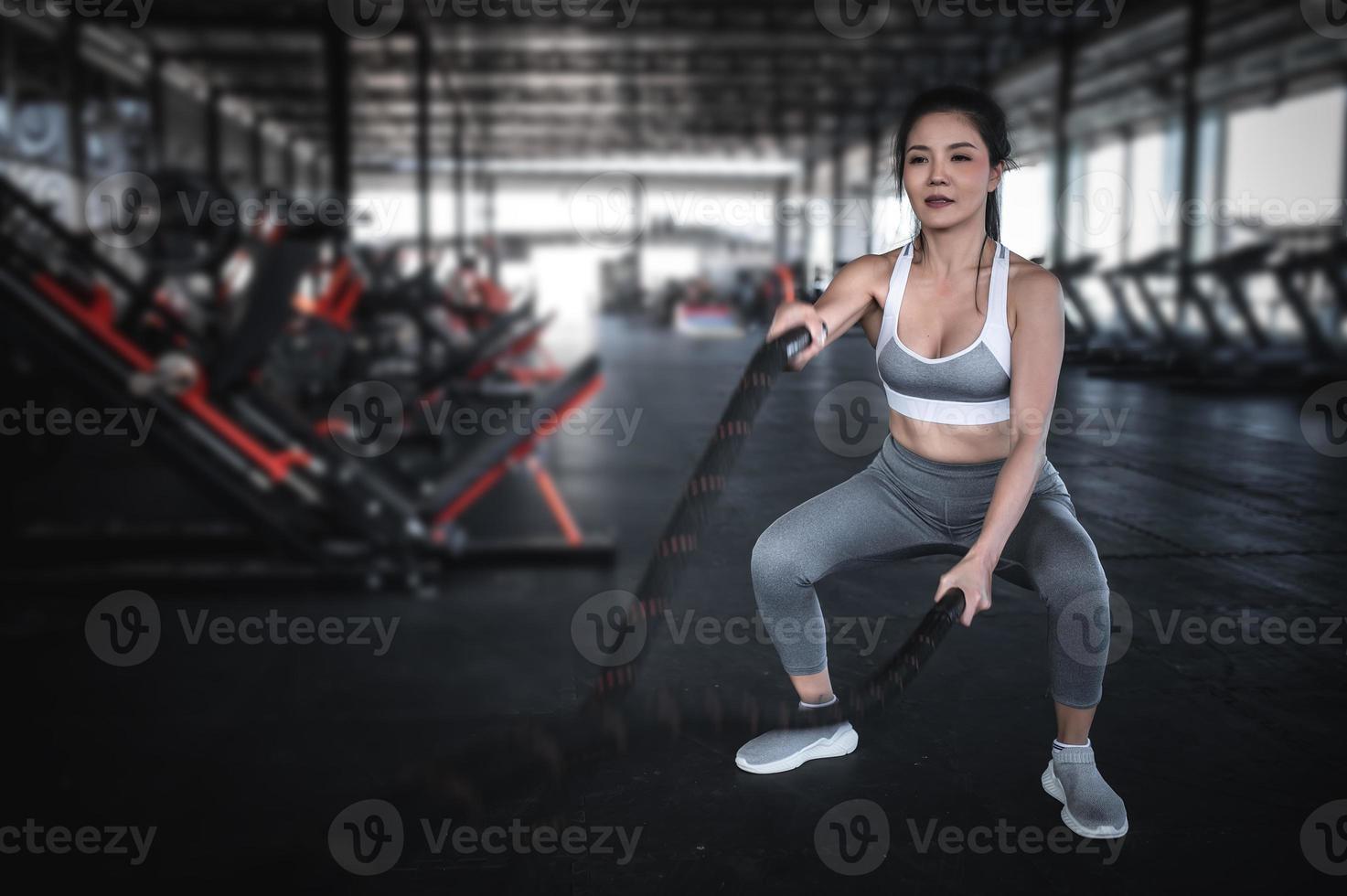 gros plan belle sportive asiatique porter un soutien-gorge de sport sur le mur de la salle de gym, la thaïlande aime la santé, le concept d'entraînement de femme mince photo