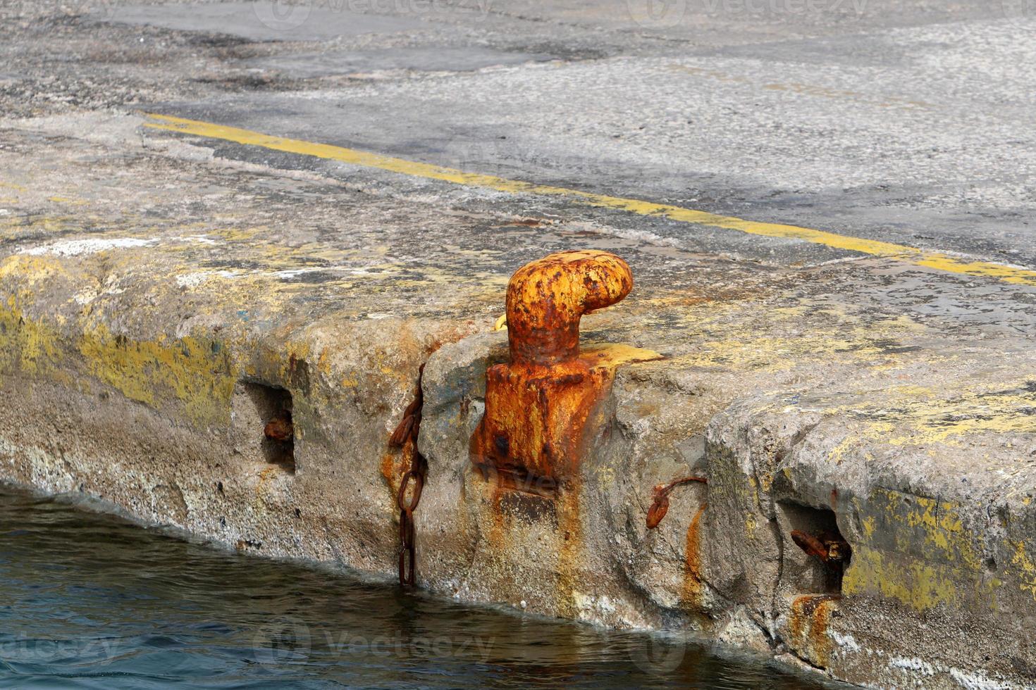 poste d'amarrage au bord de la mer pour l'amarrage des bateaux et des yachts. photo