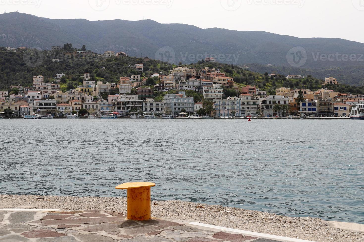 poste d'amarrage au bord de la mer pour l'amarrage des bateaux et des yachts. photo