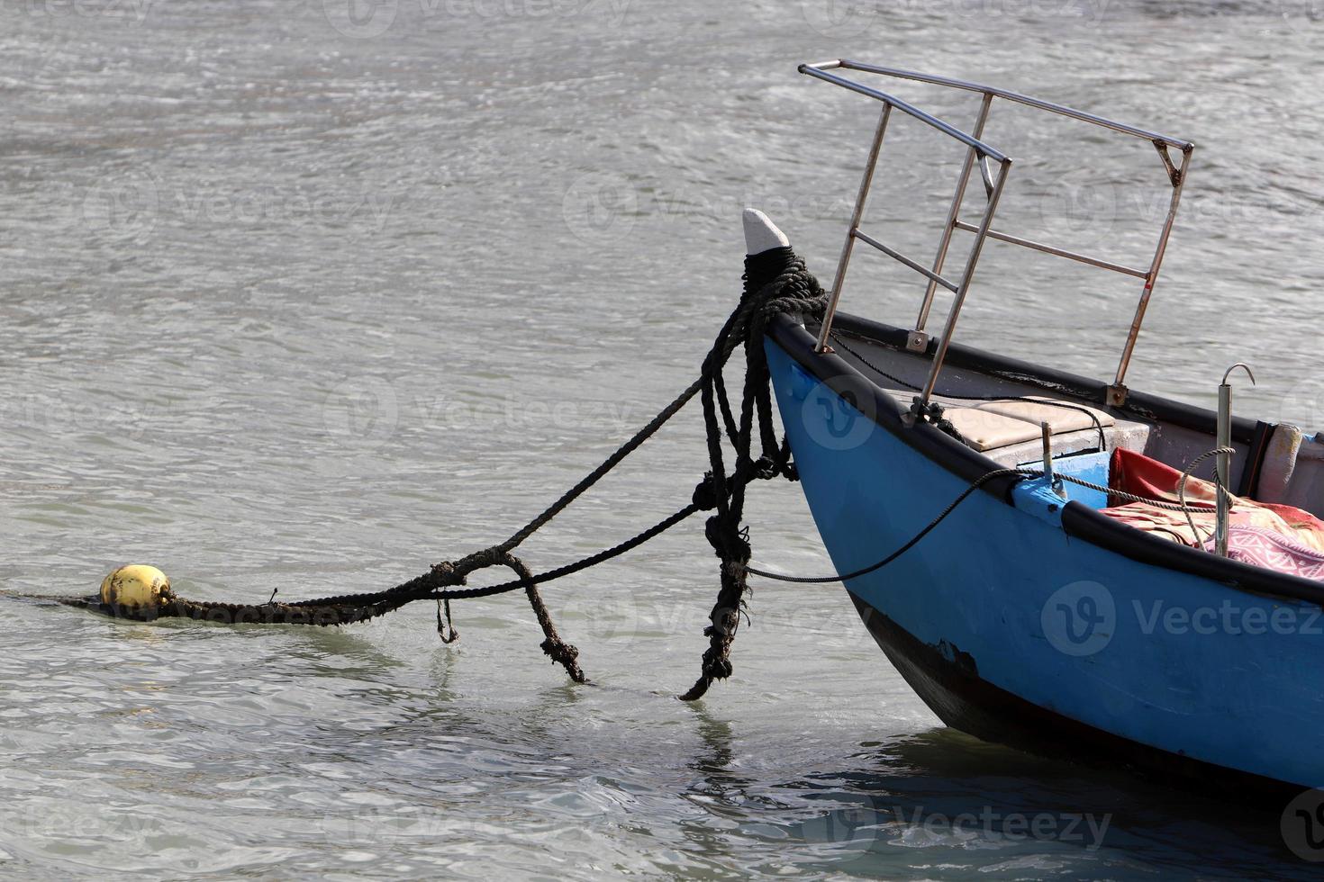 poste d'amarrage au bord de la mer pour l'amarrage des bateaux et des yachts. photo