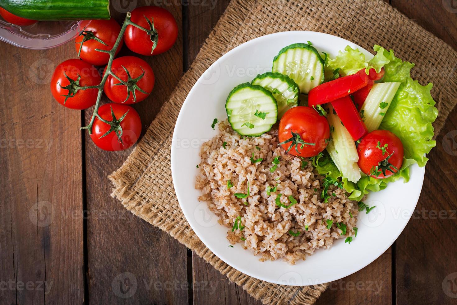 bouillie avec des légumes frais et de la laitue. petit-déjeuner sain. nutrition adéquat. menu diététique. vue de dessus photo