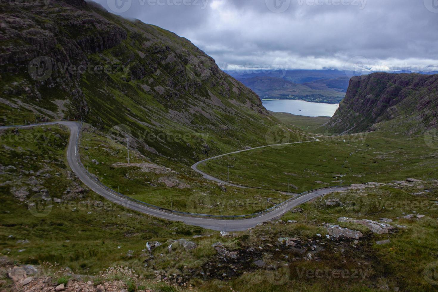 vue panoramique sur la route sinueuse à voie unique bealach na ba photo