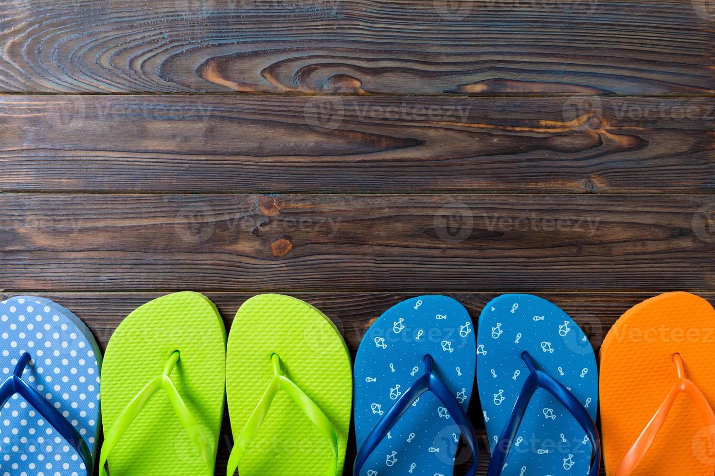 beaucoup de sandales de couleur flip flop, vacances d'été sur fond de bois, vue de dessus de l'espace de copie photo