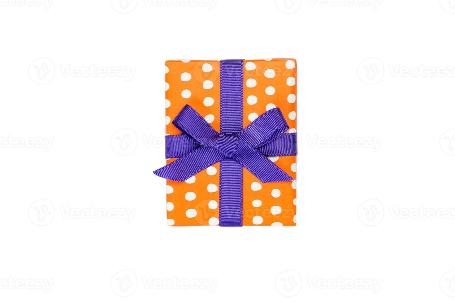 noël ou autre cadeau de vacances fait à la main en papier orange avec ruban violet. isolé sur fond blanc, vue de dessus. concept de boîte-cadeau d'action de grâces photo