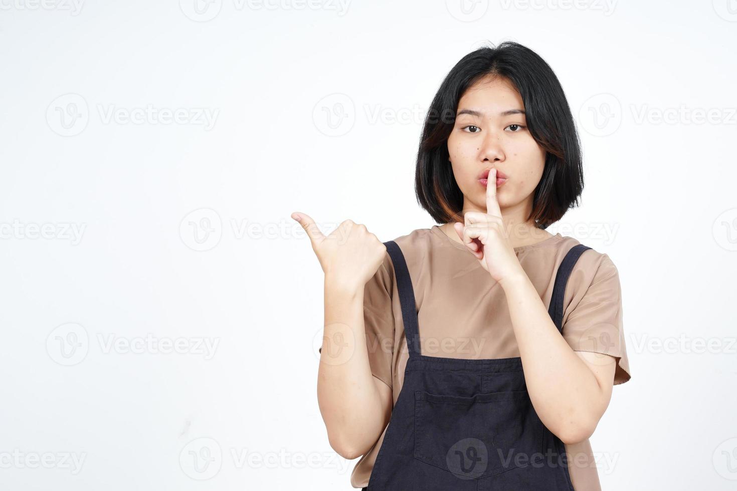 chut geste, présentation et pointage du produit latéral à l'aide du pouce d'une belle femme asiatique photo