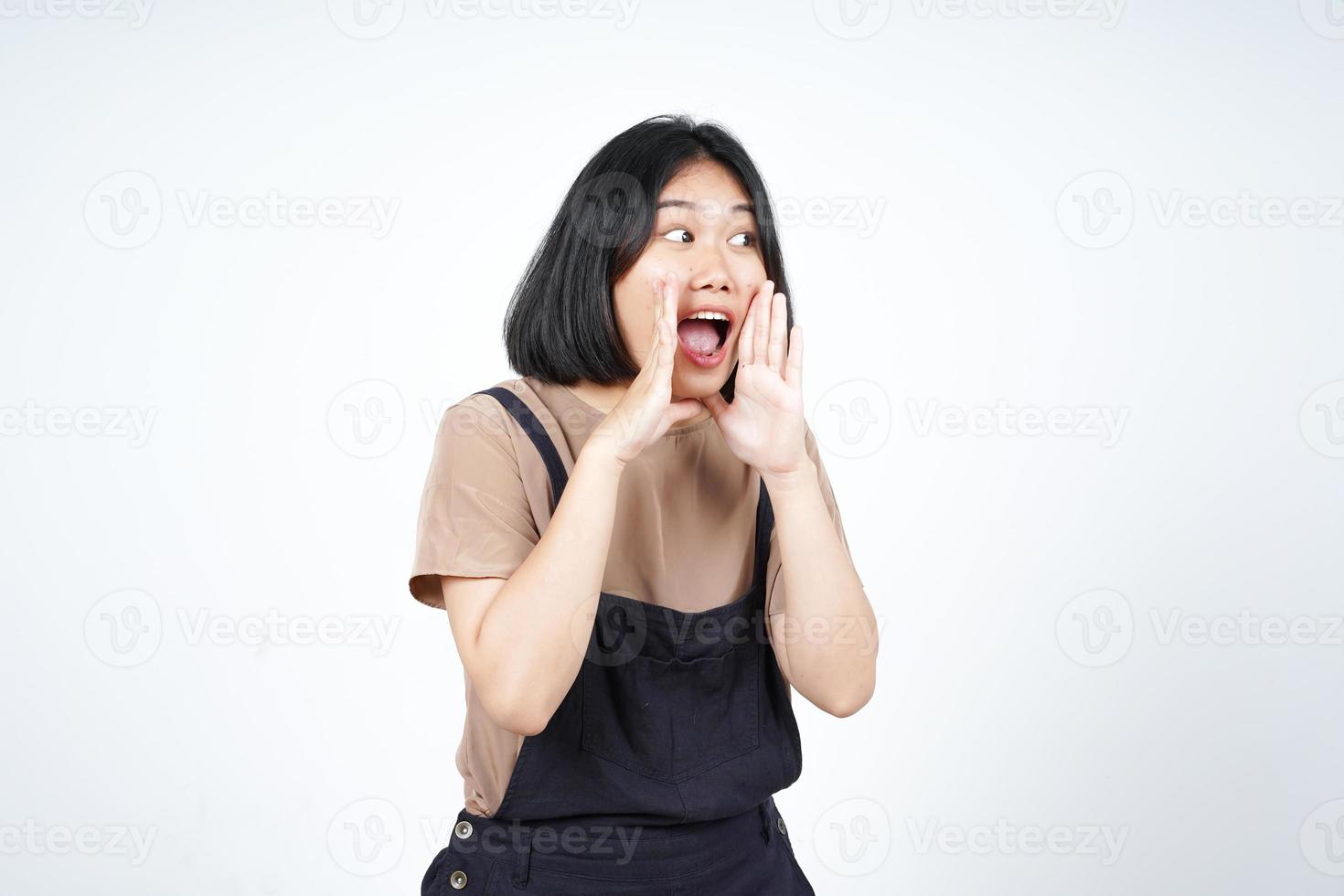 annonce avec les mains sur la bouche d'une belle femme asiatique isolée sur fond blanc photo