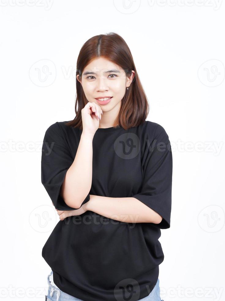 souriant et regardant la caméra d'une belle femme asiatique isolée sur fond blanc photo