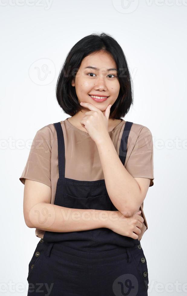 sourire et regarder la caméra d'une belle femme asiatique isolée sur fond blanc photo