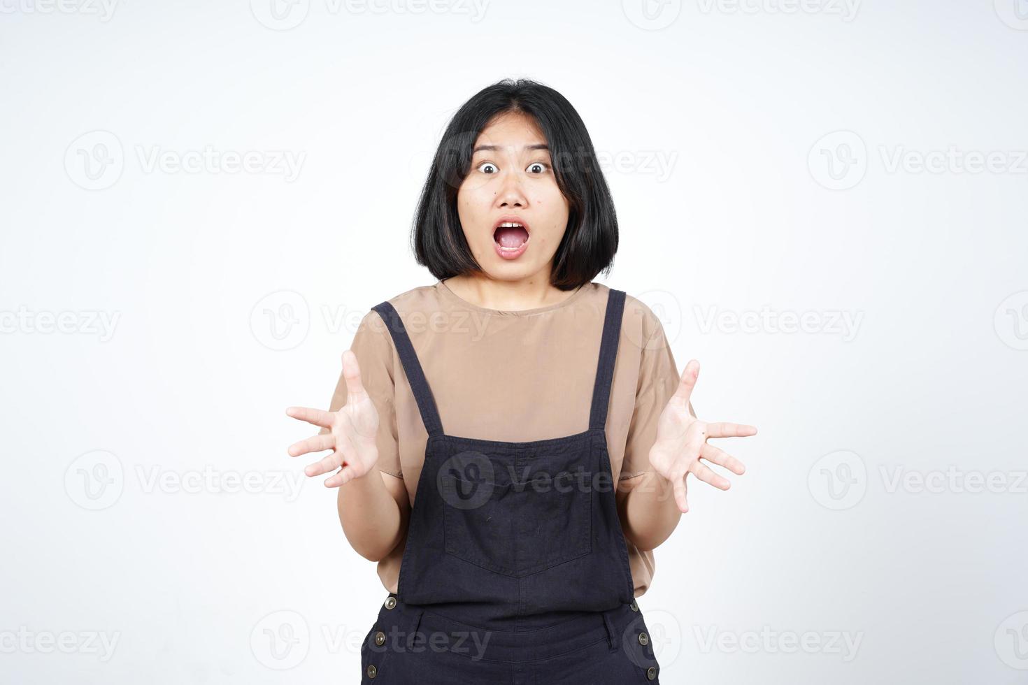 wow shock face à l'expression d'une belle femme asiatique isolée sur fond blanc photo