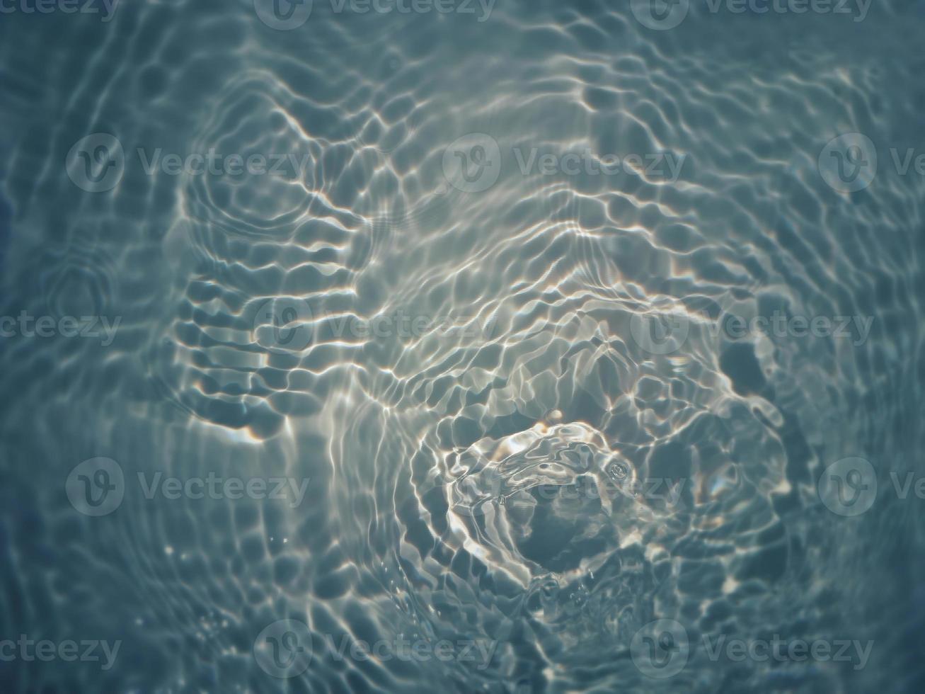 défocalisation floue transparente bleu clair texture de surface de l'eau calme avec des éclaboussures et des bulles. fond de nature abstraite à la mode. vagues d'eau au soleil avec espace de copie. aquarelle bleue brillante photo