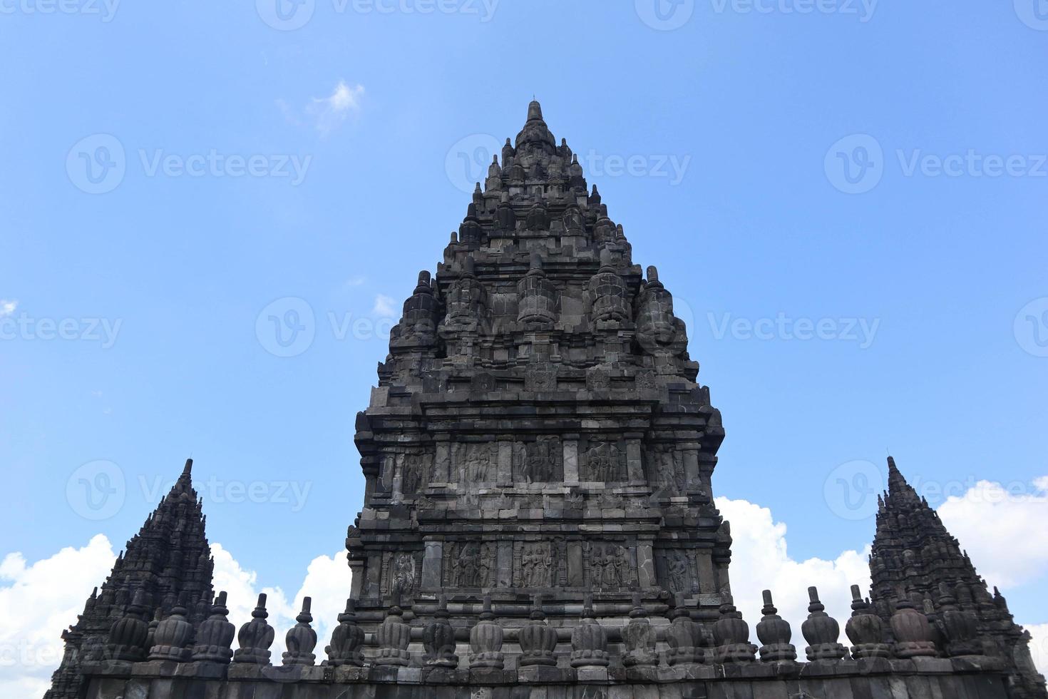 temple de prambanan à yogyakarta indonésie. patrimoine mondial de l'unesco en indonésie. le plus grand temple hindou photo