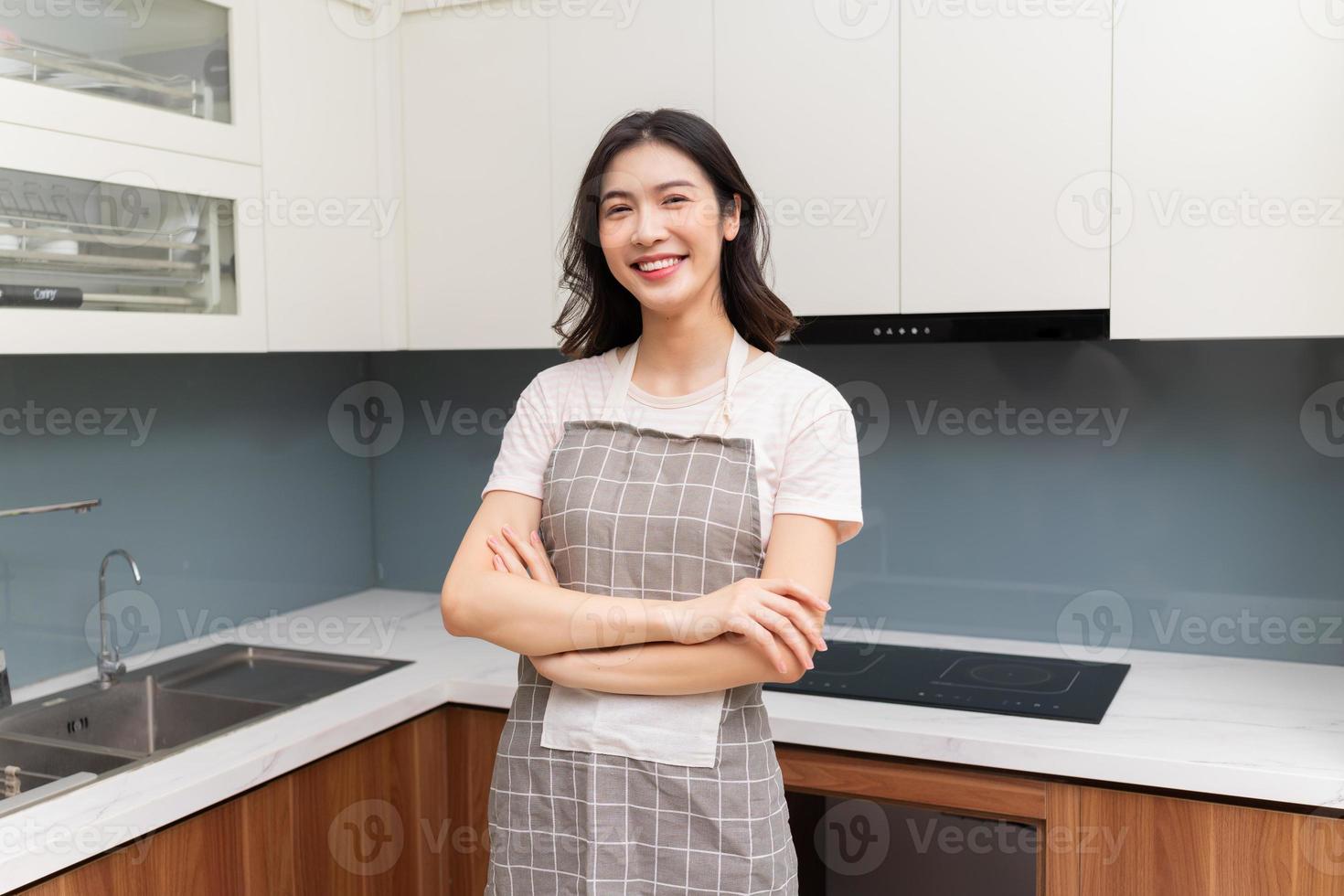 image de jeune femme asiatique à la maison photo