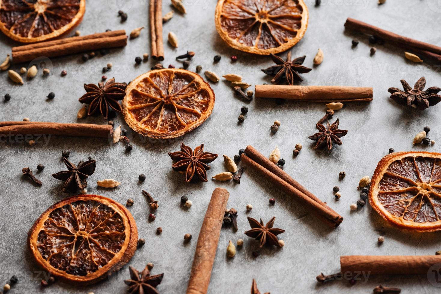 orange séchée, bâtons de cannelle, anis étoilé, cardamome. vin chaud traditionnel aux épices. mise à plat, vue de dessus photo