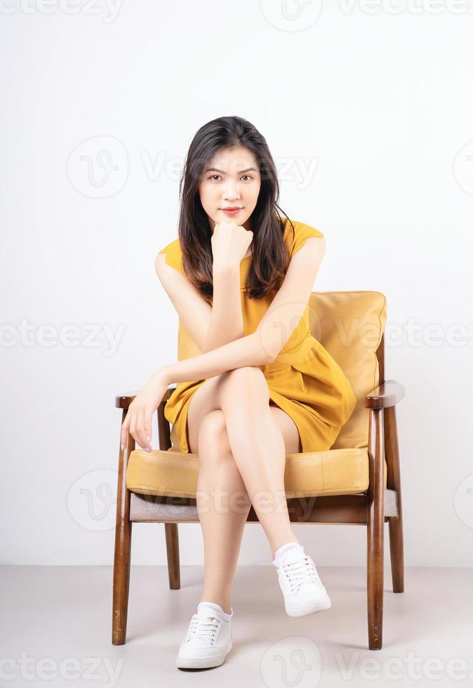 image de jeune femme asiatique assise sur une chaise photo