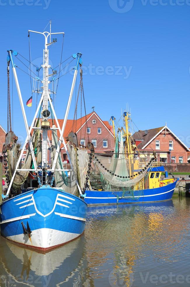 Bateaux de crevettes dans le port de neuharlingersiel, mer du Nord, Frise orientale, Allemagne photo