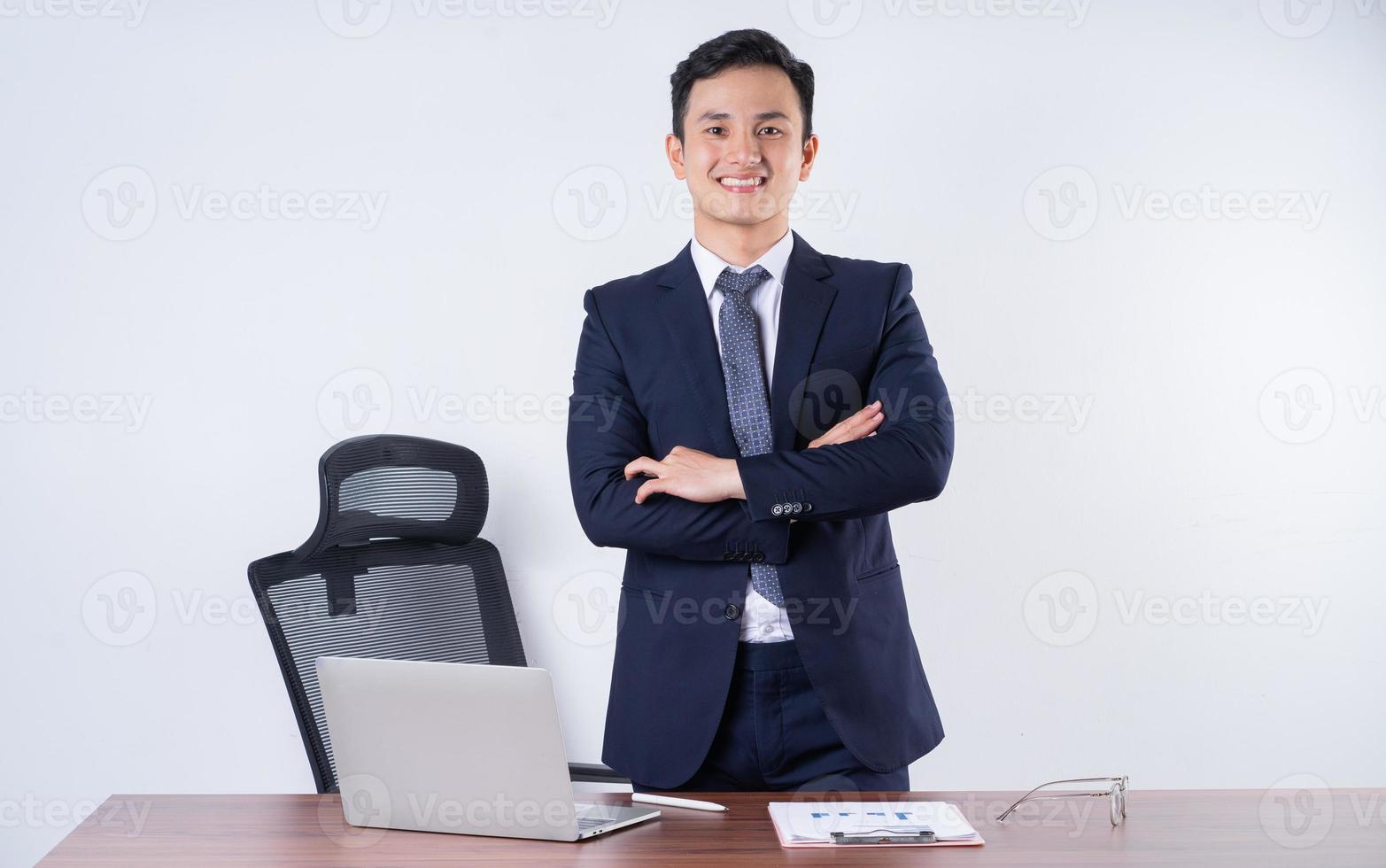 image de jeune homme d'affaires asiatique sur fond photo