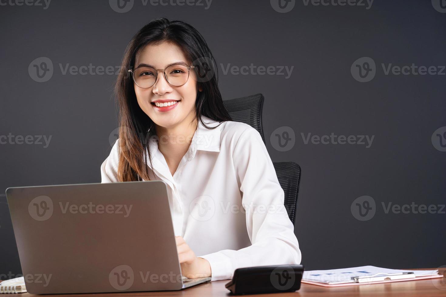 image de jeune femme d'affaires asiatique travaillant au bureau photo