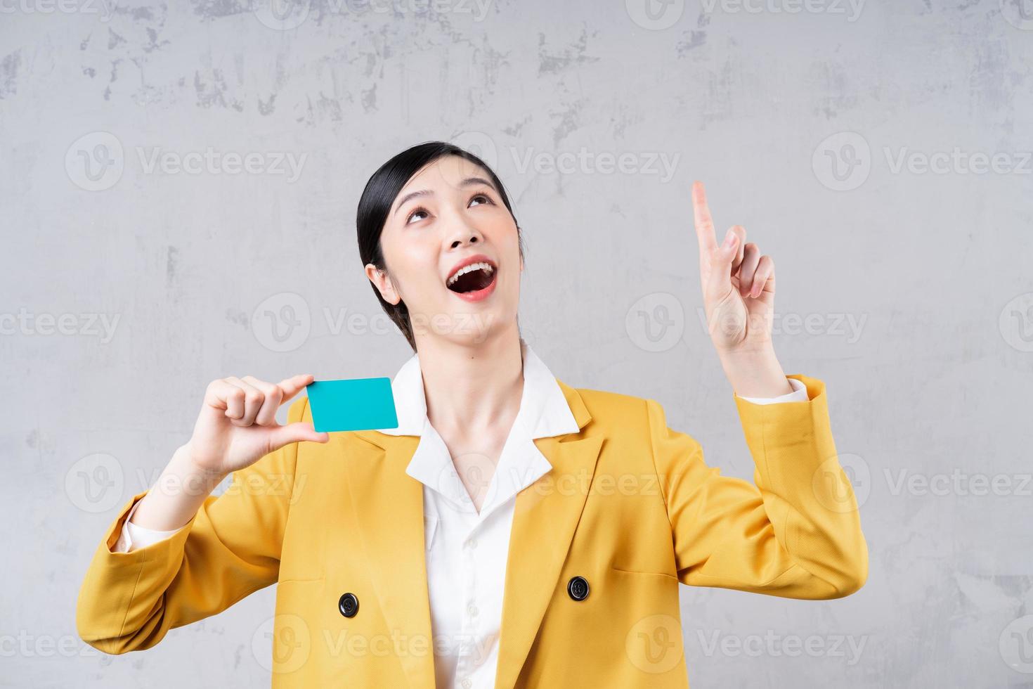 image d'une jeune femme asiatique tenant une carte bancaire photo