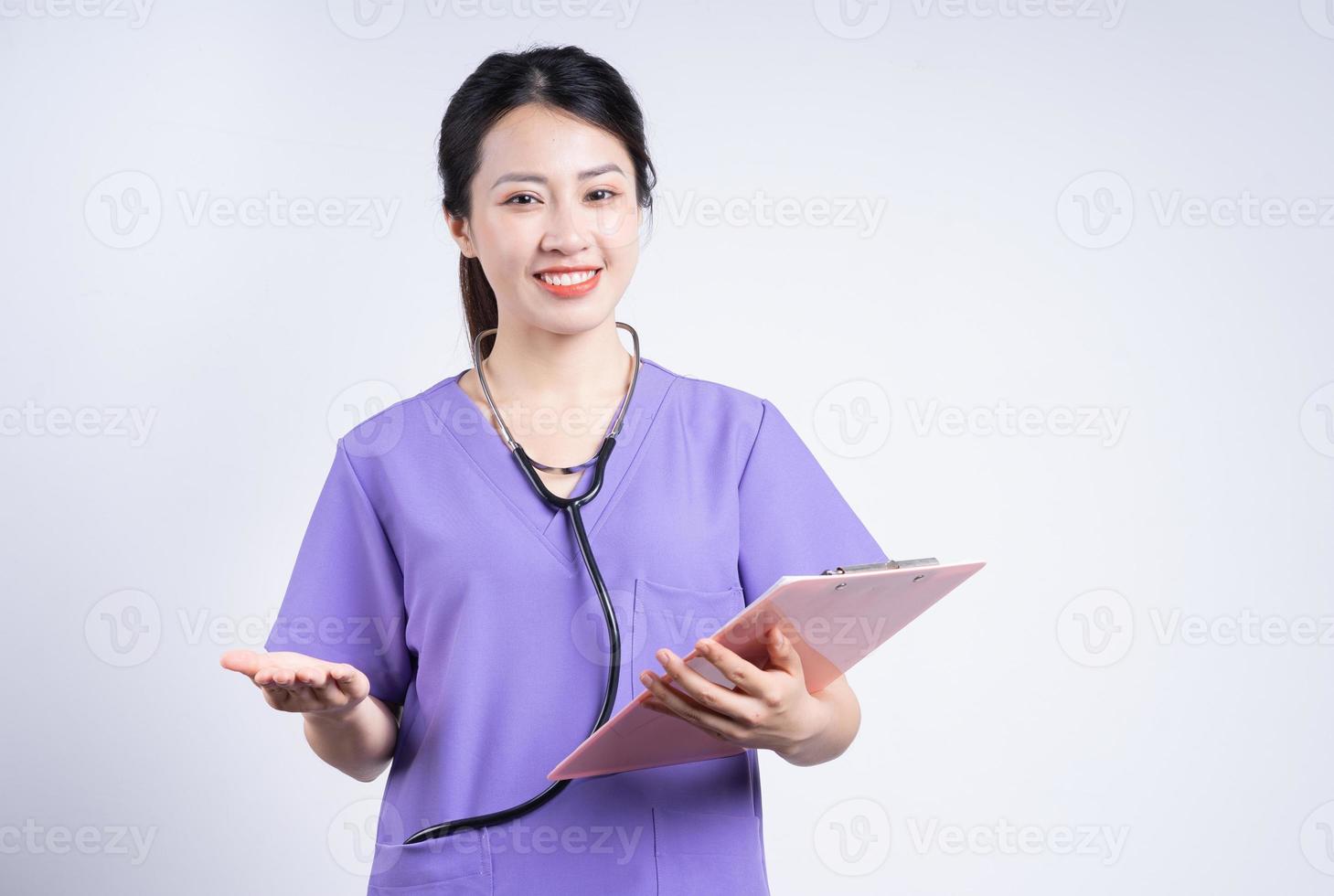 portrait de jeune infirmière asiatique sur fond blanc photo