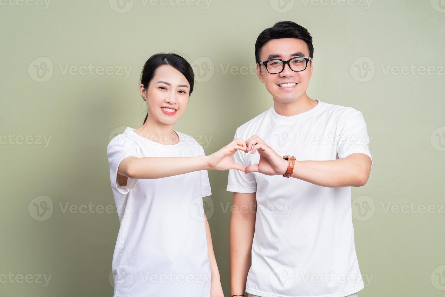 photo d'un couple asiatique sur fond