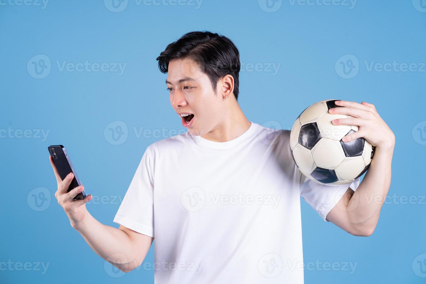 jeune homme asiatique tenant le ballon sur fond photo
