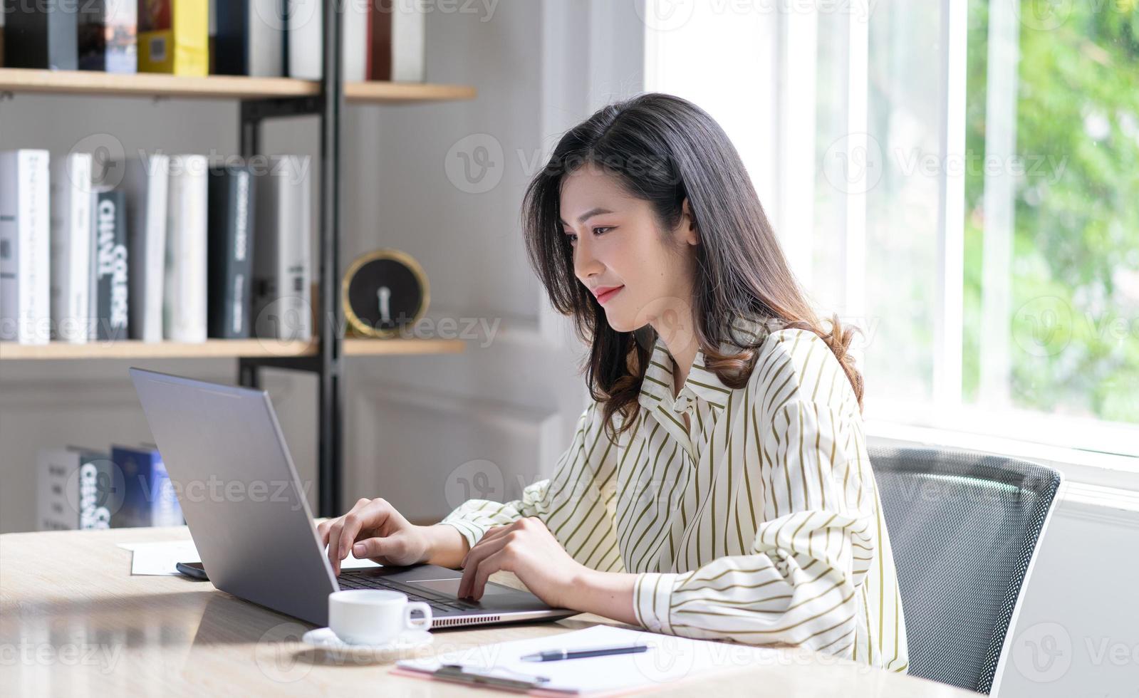 image de jeune femme d'affaires asiatique travaillant au bureau photo