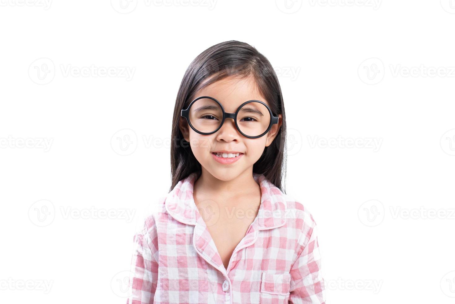 petite fille asiatique portant des lunettes, chemise rose, fond blanc photo