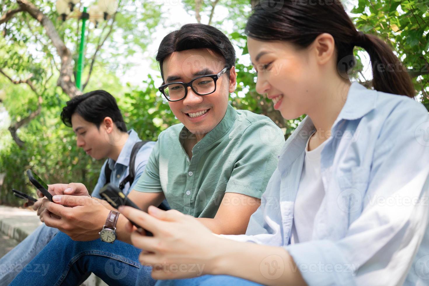 photo d'un groupe d'étudiants asiatiques à l'extérieur