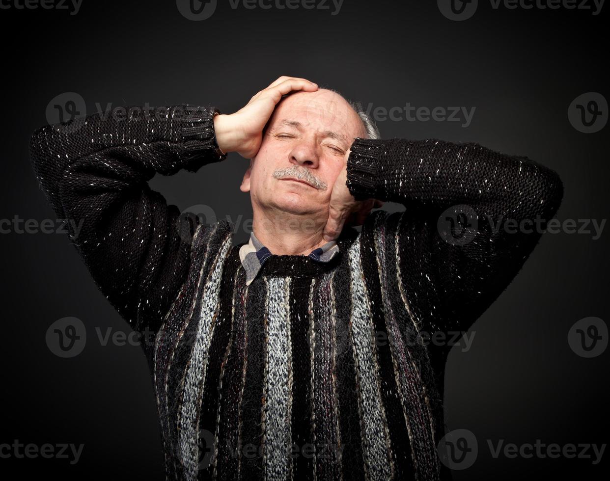 mal de tête. portrait d'homme âgé photo