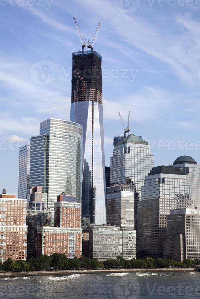 gratte-ciel du bas de manhattan et parc au bord de l'eau photo