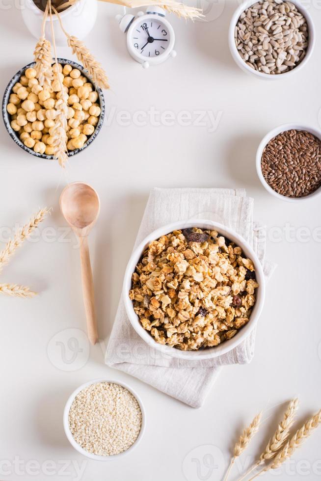 granola sec, graines de sésame, graines de lin, graines de tournesol, pois chiches et quinoa. vue de dessus et verticale photo