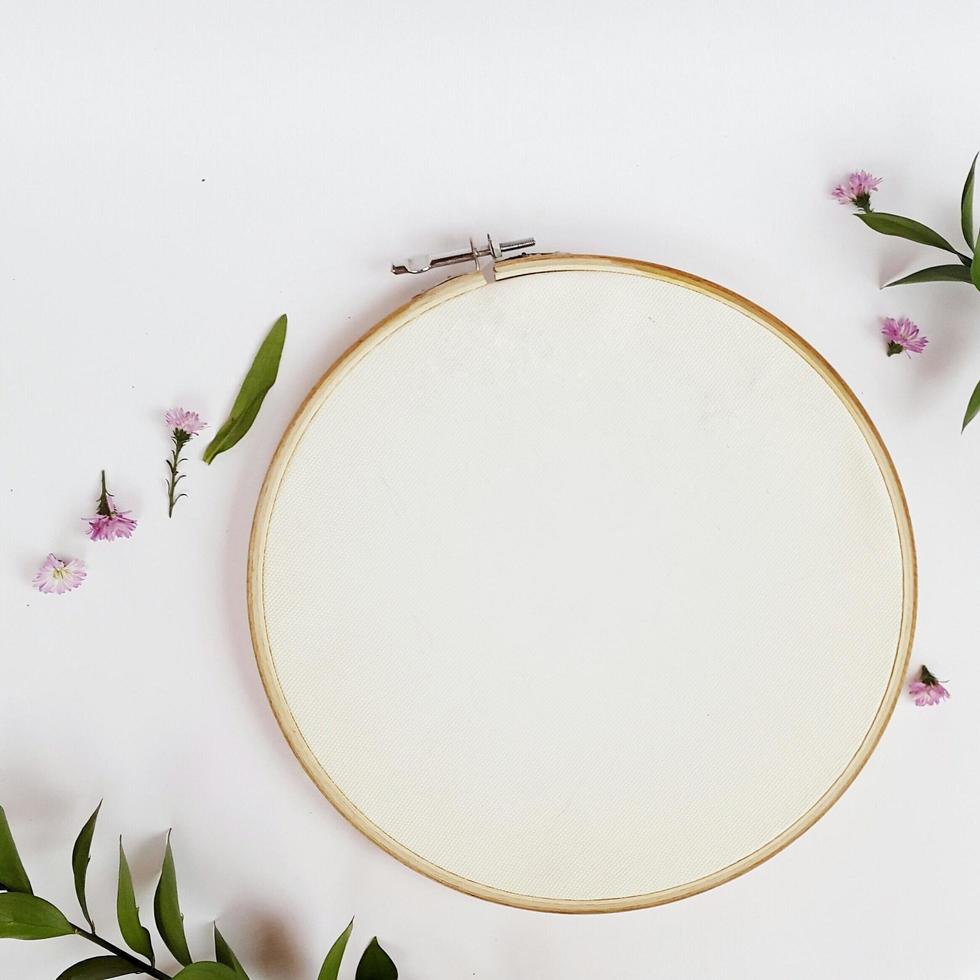 bague de broderie vierge avec des feuilles photo